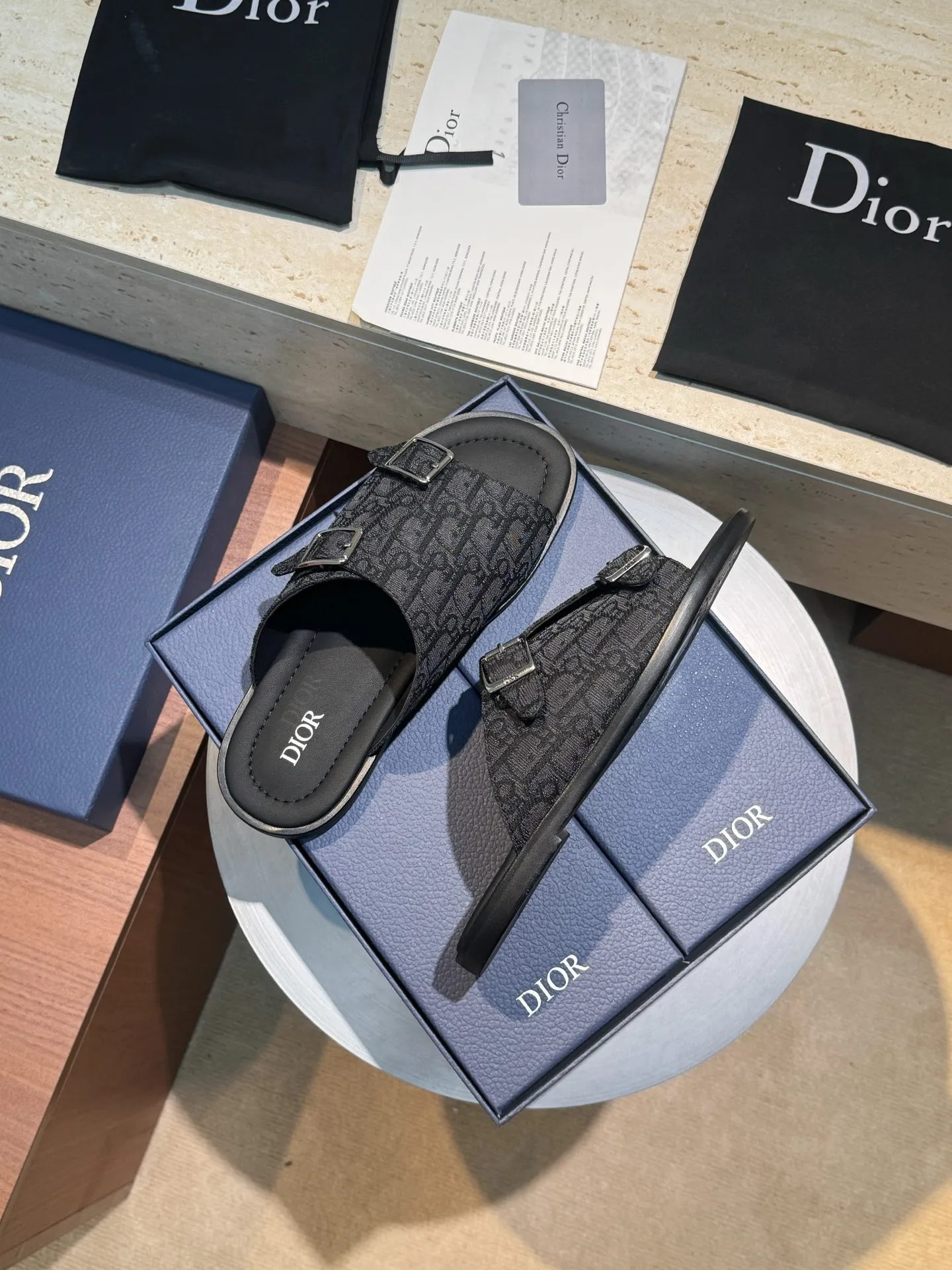 [Dior] Top P: 560💰 -Size: 39-44 (38, 45 custom-made) Dior Dior Alias ​​men's leather slippers This Alias ​​sandal is a new summer product, showing a casual and elegant style. Carefully crafted from grained cow leather and Oblique printed fabric, with cowhide lining! Cross-strap design with metal-clad brass CD Diamond logo. The imported cowhide leather and rubber sole adds sophistication and comfort, while Oblique print-effect anti-slip panels add style.